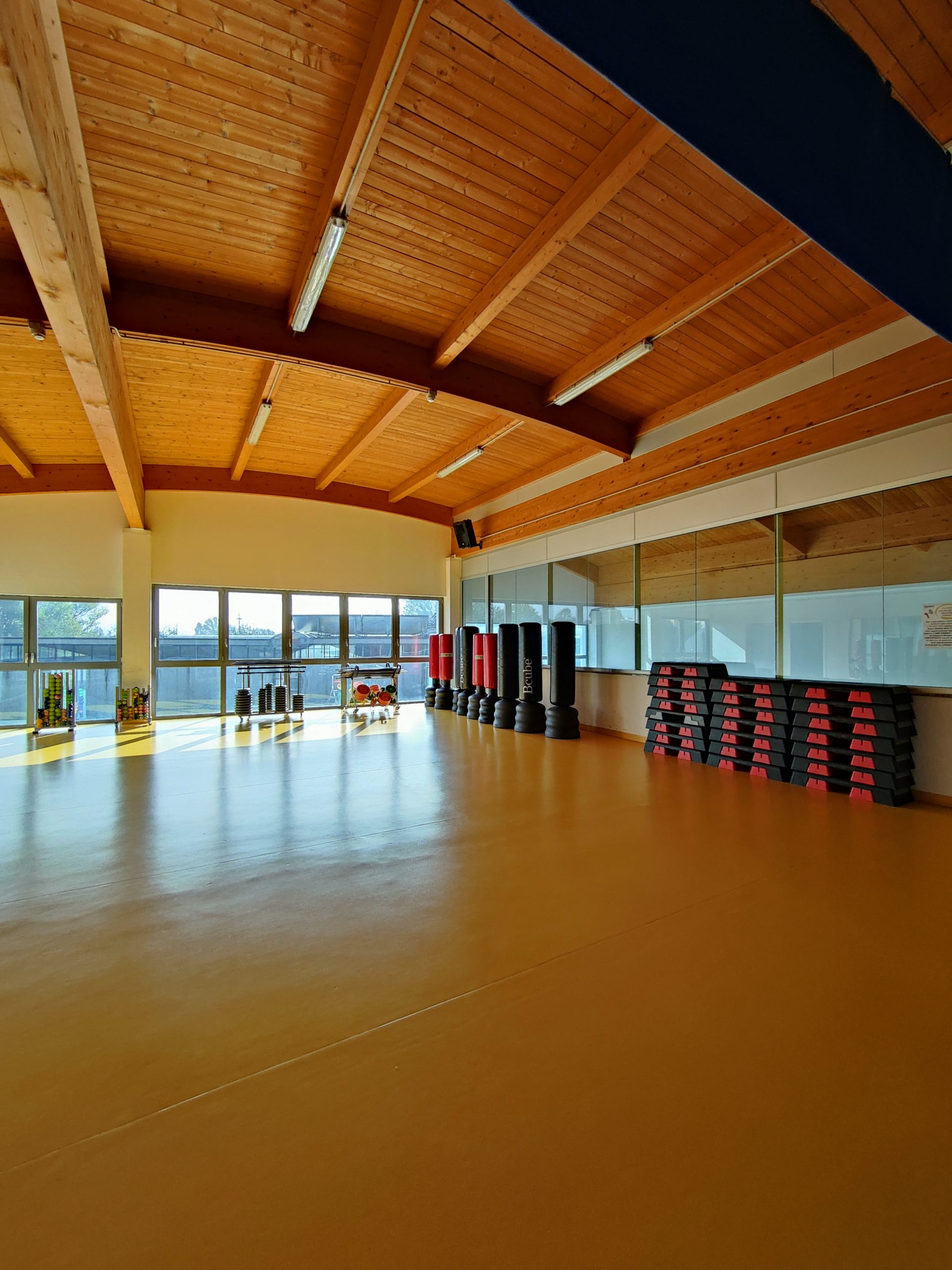 Sala gialla, ampia sala per corsi con soffitto in legno, ambiente accogliente presso la Palestra di Faustina Sporting Club